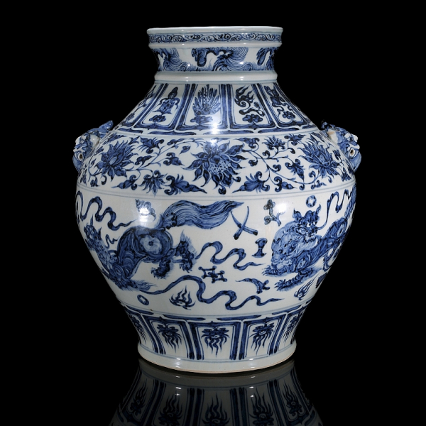 Jarr&oacute;n de porcelana "Leones y Ocho tesoros", dinast&iacute;a Yuan.