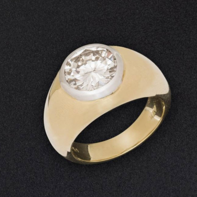 Anillo de oro amarillo y blanco de 18 K. con brillante de 2,55 cts.  Color: H. Pureza: VS.