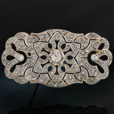 Broche antiguo en oro amarillo y oro blanco de 18 kt con brillantes.