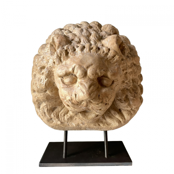 Escuela española, s.XX.  Cabeza de León.  Escultura de estilo clásico 