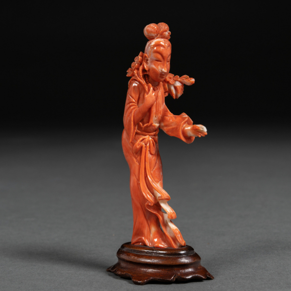 "Geisha con flores" Figura china realizada en coral rojo. Primer tercio del siglo XX