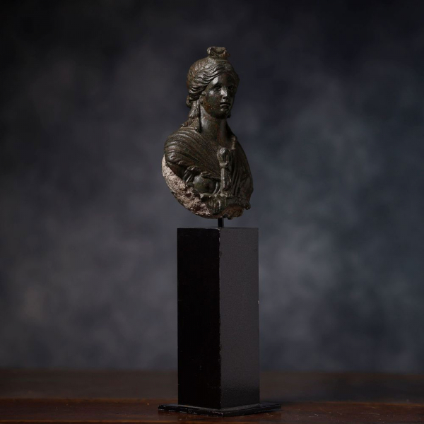 Excepcional Diosa Isis Romana en Bronce Alto Imperial (Siglo I - II d.C.) en bronce. 