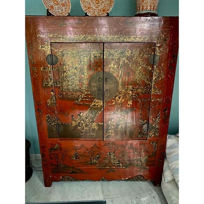 Cabinet chino de laca roja con decoración en dorado