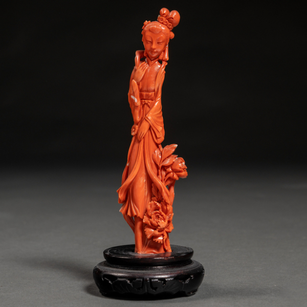 "Geisha con flores" Figura china realizada en coral rojo. Primer tercio del siglo XX