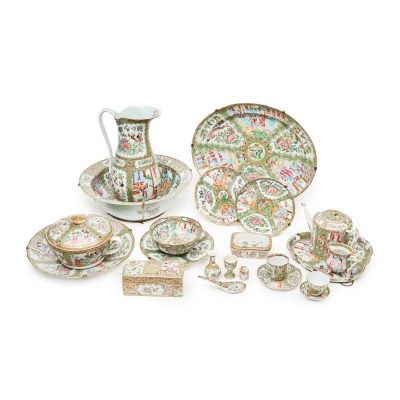 Vajilla de 96 piezas en porcelana china de Catón Familia Rosa, s.XX.  