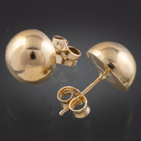 Pareja de pendientes semiesféricos en oro amarillo de 18 kt.