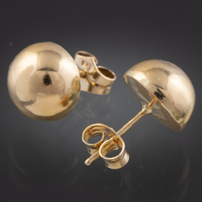 Pareja de pendientes semiesféricos en oro amarillo de 18 kt.