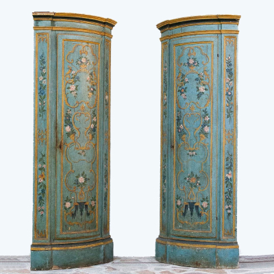 Pareja de rinconeras venecianas lacadas y doradas, Venecia, finales del siglo XVII&ndash;principios del XVIII.  Madera lacada y dorada. 