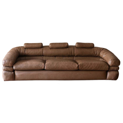 J. De Pass, D&rsquo;Urbino y Paolo Lomazzi para Zanotta (Italia, 1954).  Sof&aacute; de tres plazas modelo &laquo;Straccio&raquo; en piel de tonalidad marr&oacute;n, c.1968.
