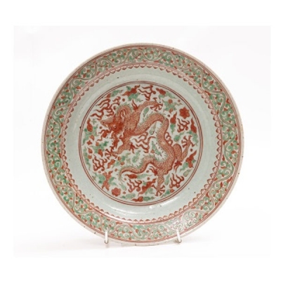 Plato oriental en cerámica policromada con decoración de dragones y flores.