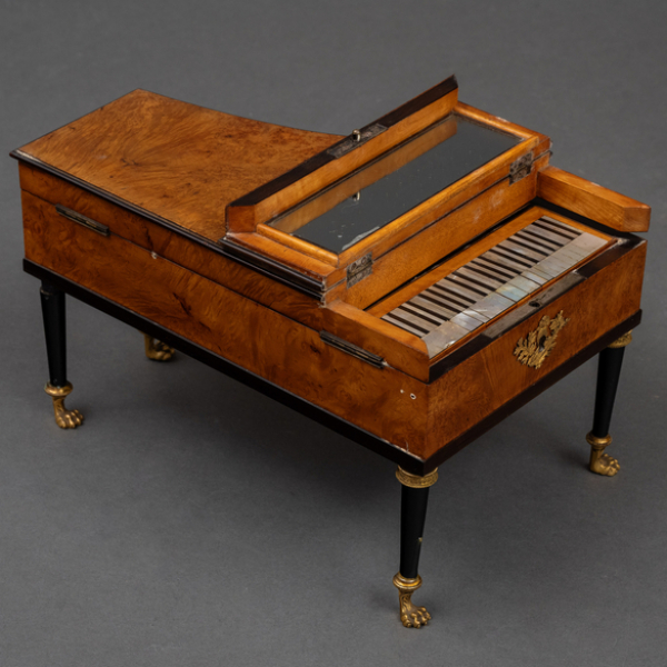 Caja costurero en forma de piano de cola con caja de musica de finales del siglo XIX