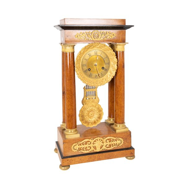Reloj francés estilo imperio «de pórtico» chapado en madera de raíz y decoraciones en metal dorado, s.XIX 