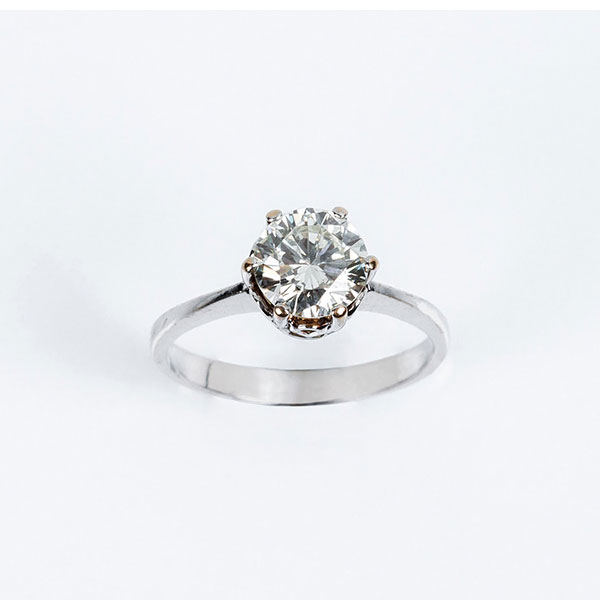 Anillo solitario vintage, en oro blanco 18 K, con un limpio y blanco diamante natural, talla brillante moderna 