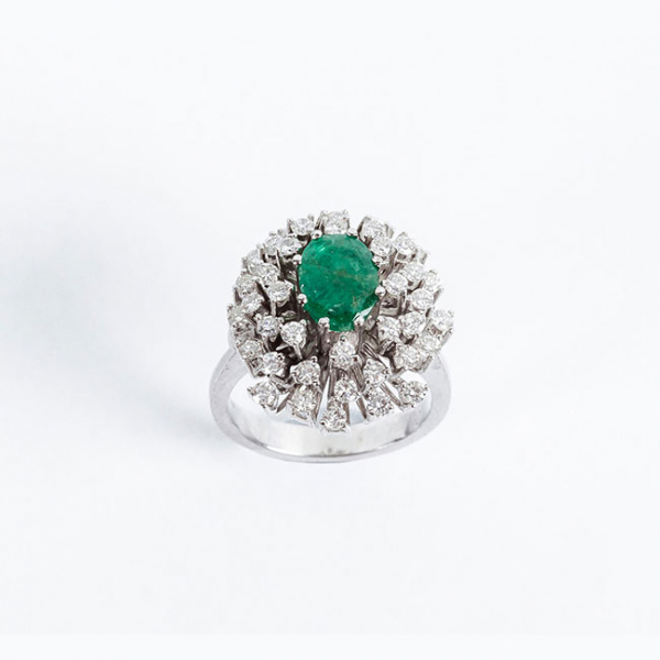 Sortija vintage en s&oacute;lida montura de platino, con una esmeralda natural 