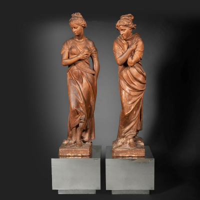 Conjunto &quot;Esculturas Grand Tour&quot;, siglo XIX.  Dos esculturas femeninas de gran tamaño, realizadas en terracota.