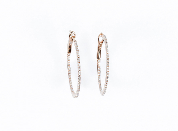 Pendientes criollas de aro completo en oro rosa, decorados en fila de limpios y blancos diamantes, talla 8/8