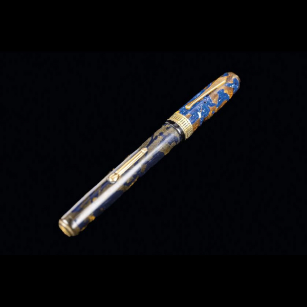 Estilogr&aacute;fica marca WATERMAN, modelo Patrician, color turquoise, realizada en ebonita azul y de tono bronc&iacute;neo con aros y clip en vermeil. Circa 1930.