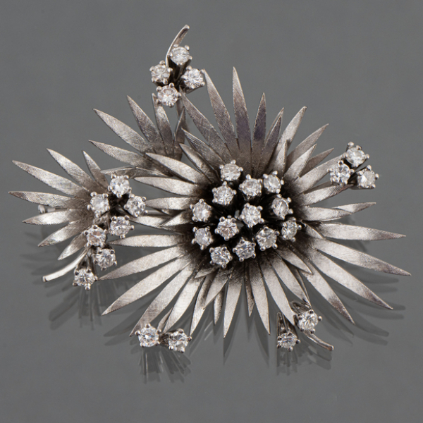 Broche en forma de flor en oro blanco de 18kt con brillantes.