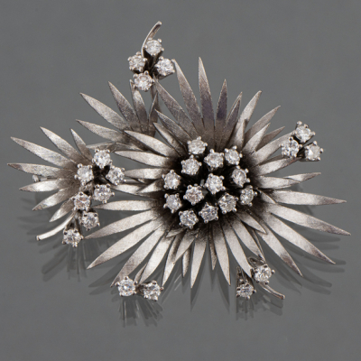 Broche en forma de flor en oro blanco de 18kt con brillantes.