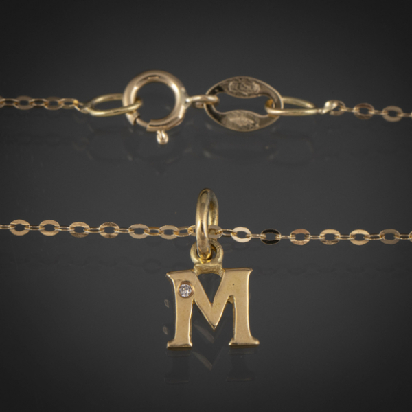 Cadena de oro amarillo de 18 kt con colgante de la letra M.