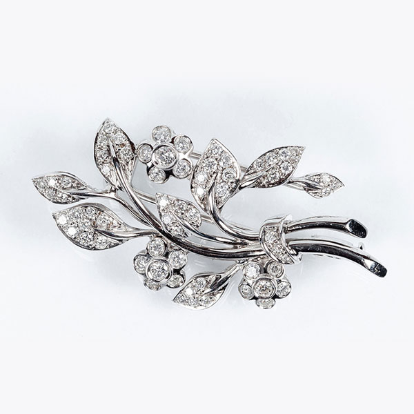 Broche-alfiler en sólida montura de oro blanco 18 K, con motivo de ramo de flores, cuajado de limpios y blancos diamantes talla brillante