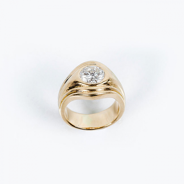 Anillo solitario en s&oacute;lida montura gallonada de oro amarillo 18 K, con un limpio y blanco diamante natural