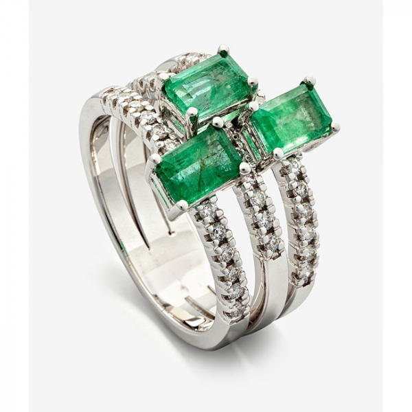 Sortija en oro blanco formada por 3 aros con esmeraldas centrales y diamantes talla brillante  