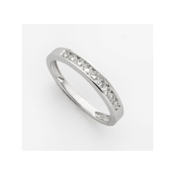 Media alianza en oro blanco con 9 diamantes talla brillante con un peso total de 0,36 cts. aprox.