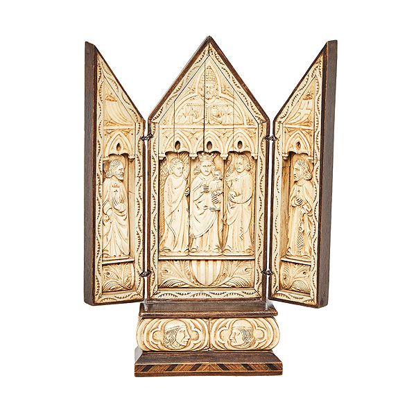 Tríptico en hueso y madera de nogal con representación central de Virgen con Niño y Arcángeles