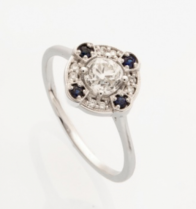 Sortija en oro blanco con diamante talla brillante central de un peso de 0,50 cts. aprox