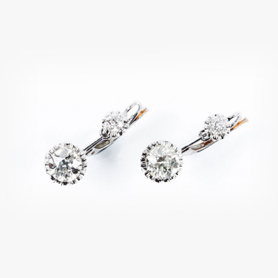 Bellos pendientes vintage en oro blanco 18 K con dos limpios diamantes naturales 