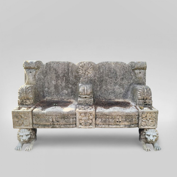 Importante banco de mármol con decoración de tritones y leones de soporte, Italia, siglo XIX. 