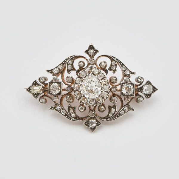 Broche isabelino en oro y vistas en plata con rosetón central y calado de diamantes tallas perilla s.XIX.