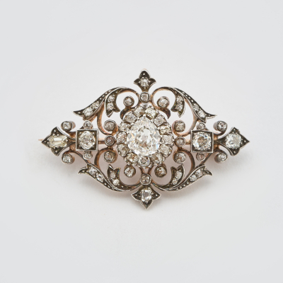 Broche isabelino en oro y vistas en plata con rosetón central y calado de diamantes tallas perilla s.XIX.
