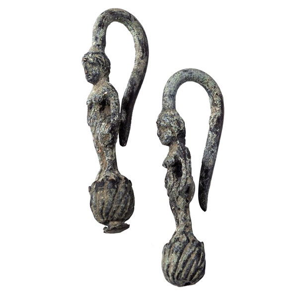 Pareja de pendientes de bronce romanos