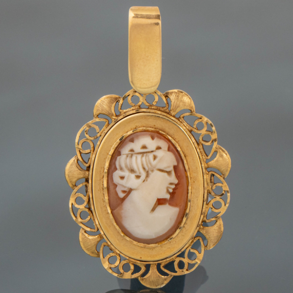 Colgante guardapelo en oro amarillo de 18kt con camafeo central en ágata.