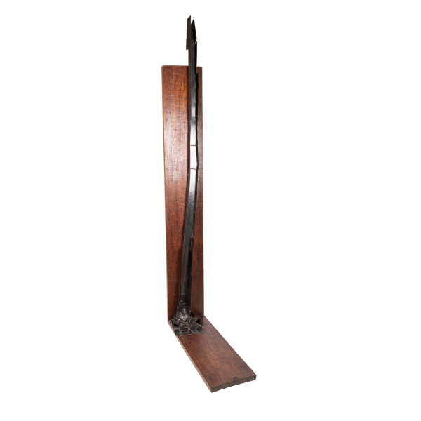 Miquel Planas Rosselló (Ciudad de Palma, 1961)  Cases d’electricitat II.  Escultura en madera y metal. Reproducido en el catálogo «Miquel Planas Esculptures» Edición Danés.