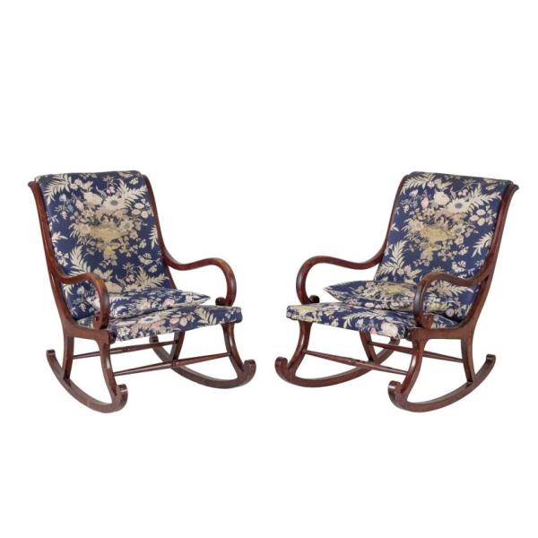 Pareja de mecedoras Luis Felipe S. XIX. En madera de caoba tallada y torneada.