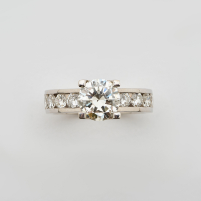 Sortija en oro blanco con nueve diamantes talla brillante. 