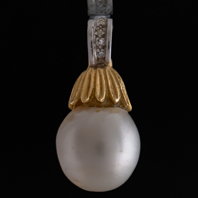 Elegante colgante en oro amarillo y oro blanco de 18kt con brillante y perla australiana de 13mm.