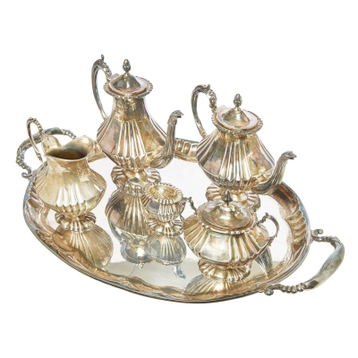 Juego de café de seis piezas en plata española punzonada con decoración gallonada, de acantos en las asas y de aves en las boquillas, s.XX.