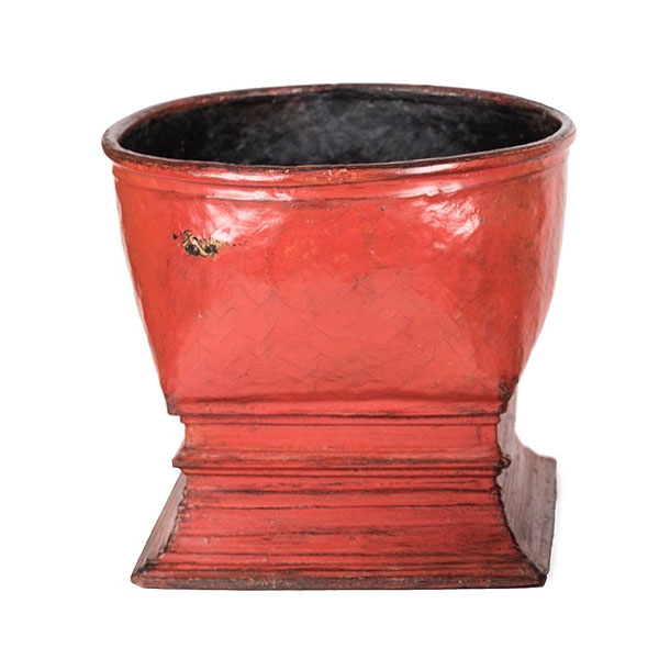 Caja para ofrendas de laca roja 