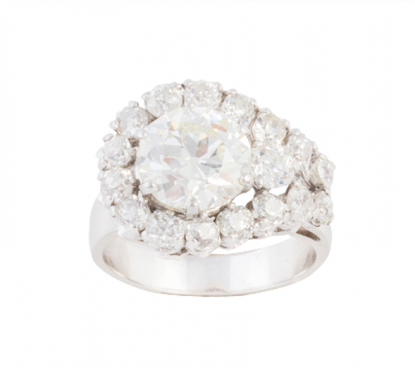 Sortija con brillante central de 1,75 ct y brillantes, que componen marco asimétrico en forma de gota. En oro blanco de 18 K.