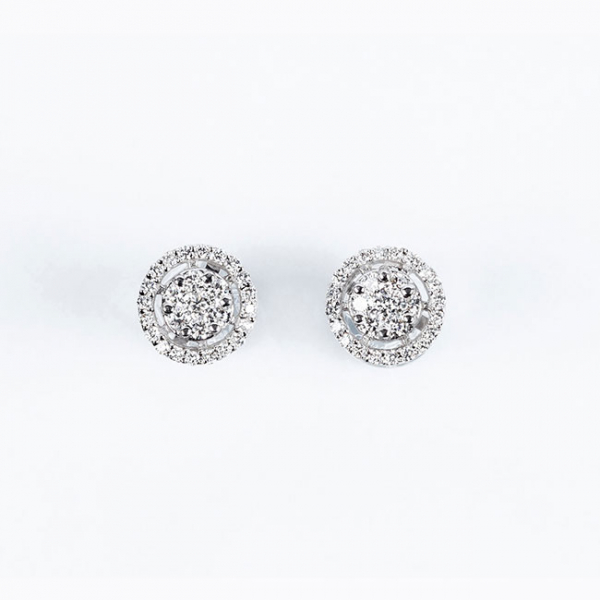 Pendientes en oro blanco con motivo en rosetón calado, cuajado de limpios y blancos diamantes, talla brillante