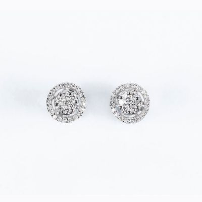Pendientes en oro blanco con motivo en rosetón calado, cuajado de limpios y blancos diamantes, talla brillante