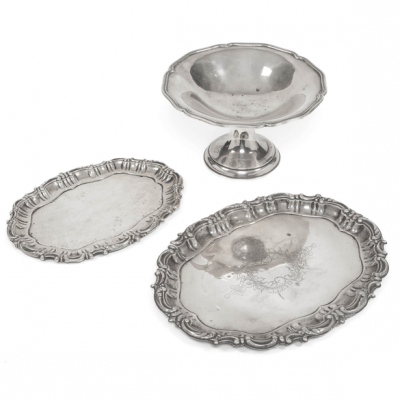 Conjunto de frutero y dos bandejas repujadas en plata espa&ntilde;ola y punzonada del siglo XX. Ley, 925.