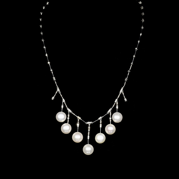 Collar de oro blanco de 18k con perlas y diamantes.