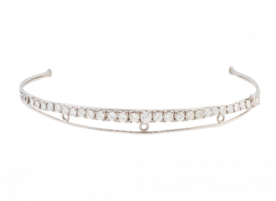 Diadema-pulsera de brillantes con tamaño creciente hacia el centro, engastados en marcos cuadrangulares articulados entre sí. En oro blanco de 18K.