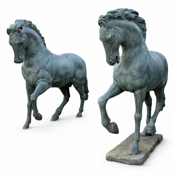 Pareja magistral de caballos en bronce, Italia, probablemente siglo XX.