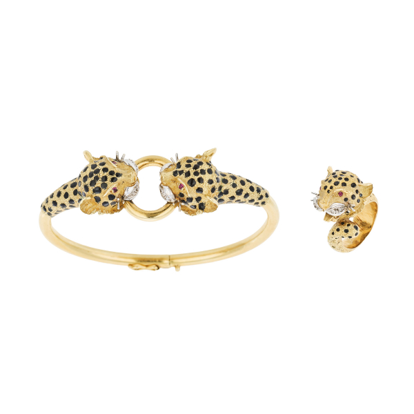 Conjunto de pulsera esclava y sortija dise&ntilde;o cabezas de pantera en oro, diamantes talla 8/8, rub&iacute;es talla redonda y esmalte negro.